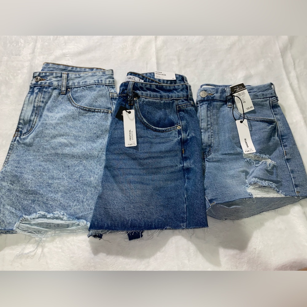 WOMANS JEAN SHORTS! (3 PAIRS)